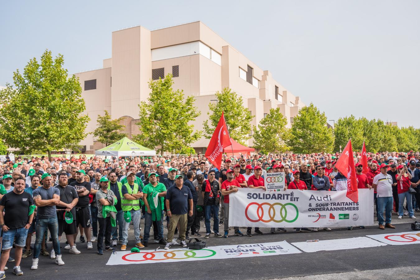Les travailleurs et syndicats de Audi Brussels lors de l'assemblée générale du 20 août 2024