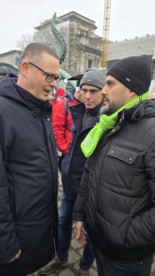 Raoul Hedebouw et Benjamin Pestieau parlent avec un syndicaliste vert.