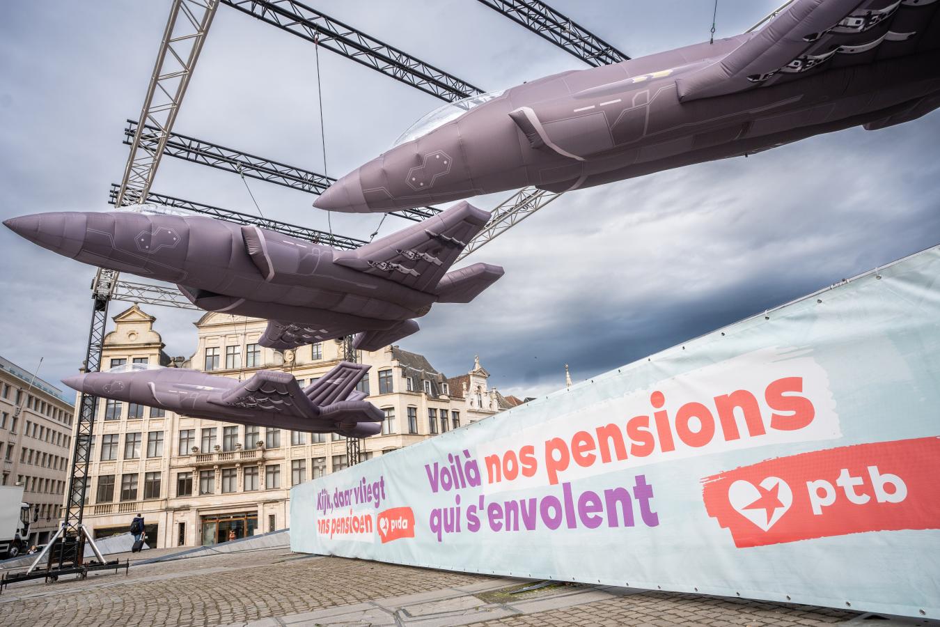 Les trois F35 gonflables au-dessus de la bannière "Voilà nos pensions qui s'envolent"