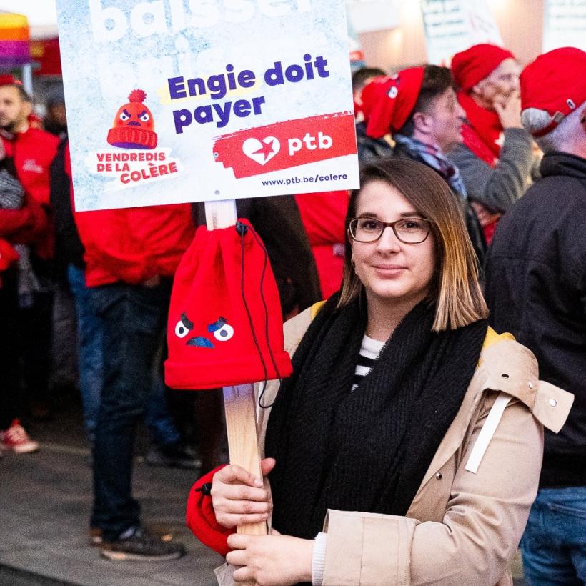Manifestante avec un panneau pour faire payer Engie