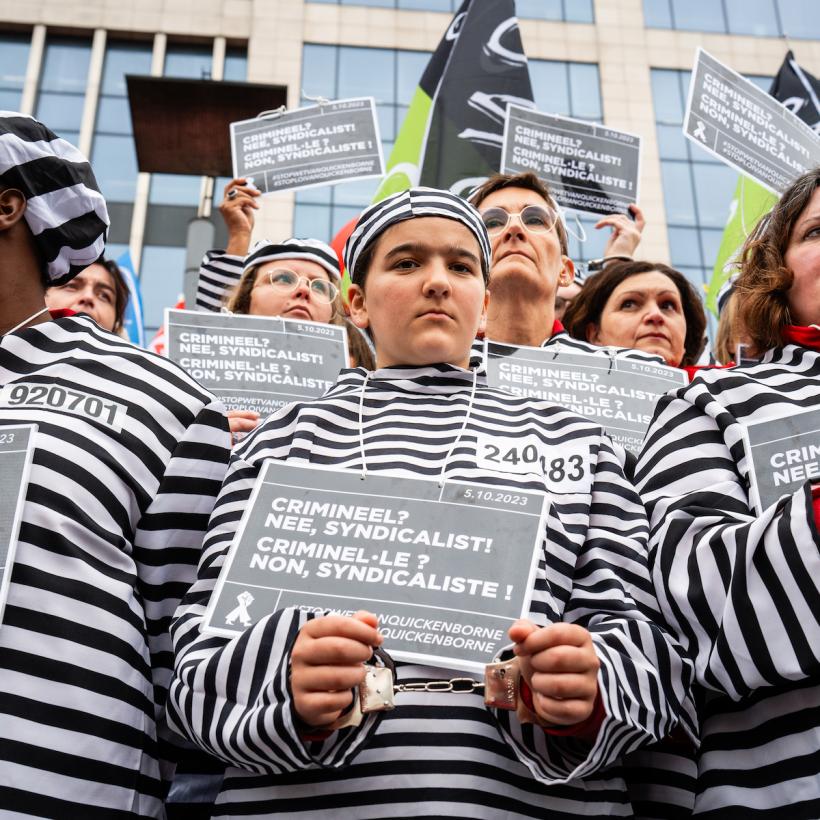 Action contre la loi anti-manifestation en 2023. Des militants vêtus d'uniformes de prisonniers brandissent des pancartes : « Criminel ? Non, syndicaliste ».