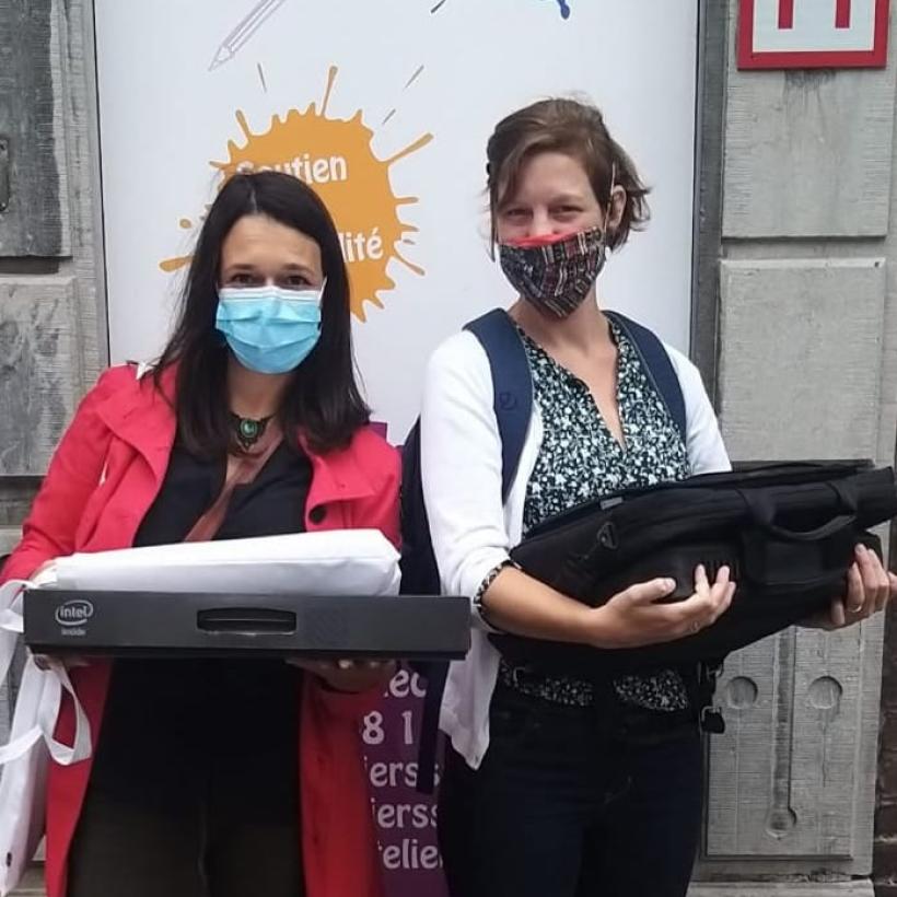 À l’heure de la « télé-école », beaucoup de jeunes n’ont toujours pas accès à un ordinateur à la maison. Le PTB en récolte