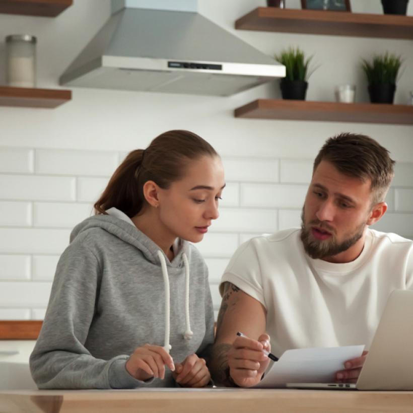 Sous pression du PTB, le gouvernement wallon suspend les expulsions des locataires