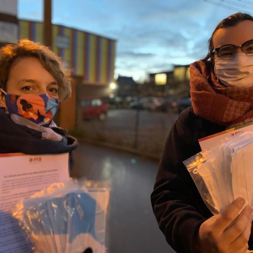 Manque de masques dans les écoles : le PTB joint les actes à la parole et en distribue