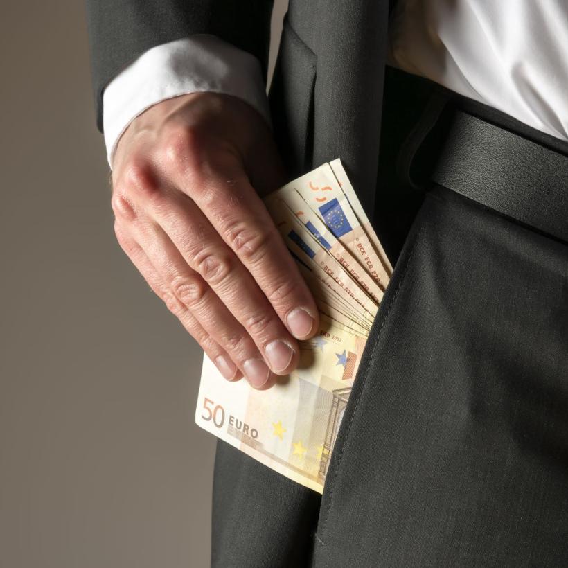 La double casquette honteuse de Eric Massin : il doit servir soit l’intérêt général, soit son enrichissement personnel. Pas les deux.