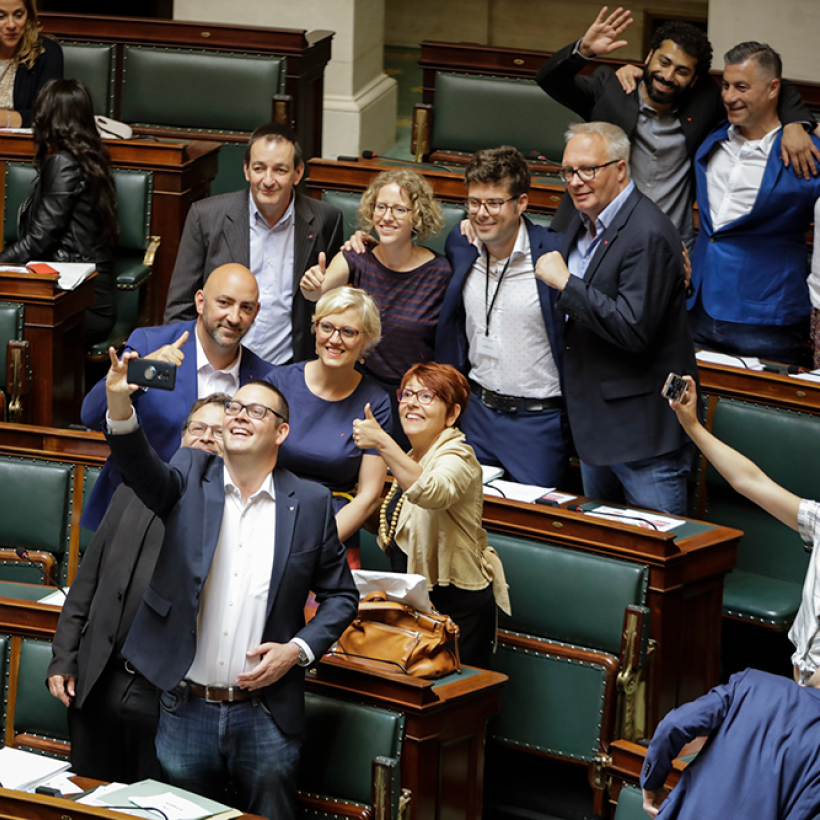 De 12 Kamerleden van de PVDA hebben de eed afgelegd en poseren in de Kamer voor een selfie.