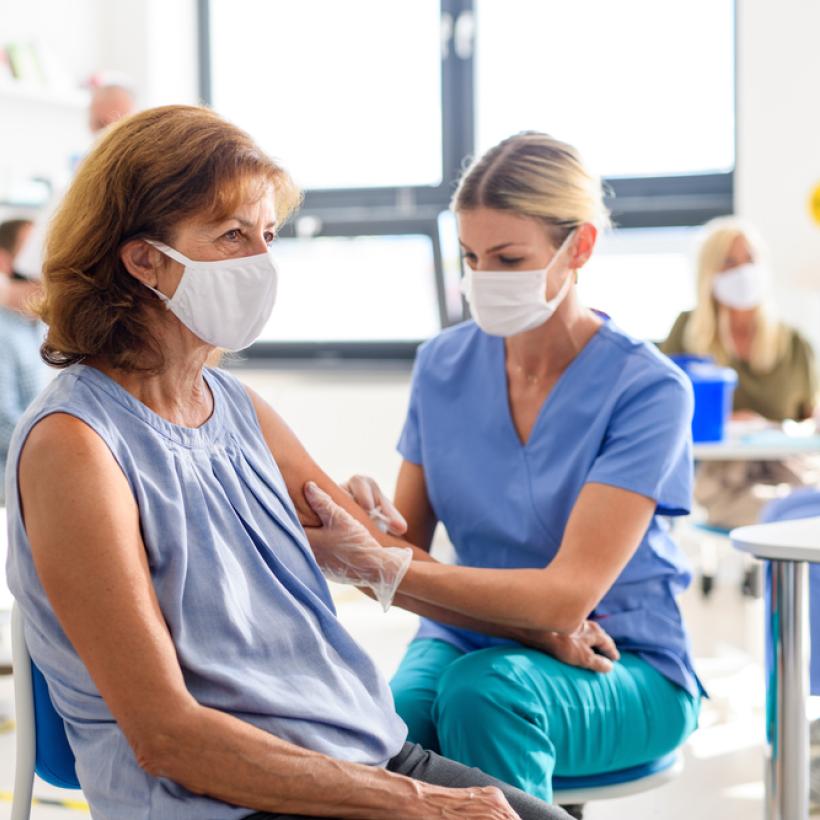 La priorisation des groupes à risque pour le vaccin contre le Covid s'éternise : le PTB tire la sonnette d'alarme