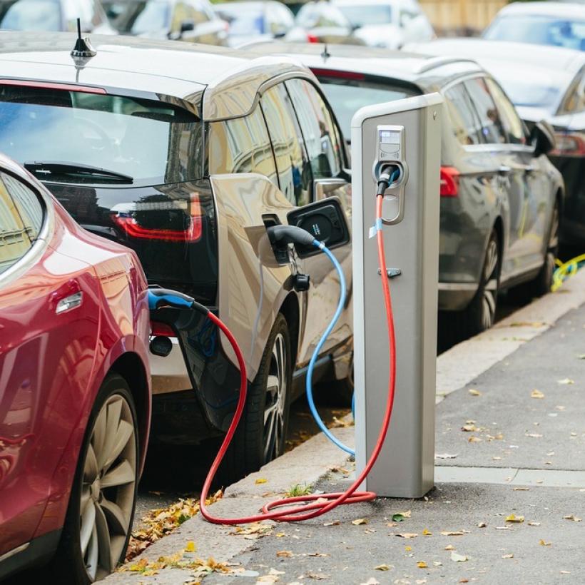 Électrification du parc de voitures de société : non écologique et très coûteux