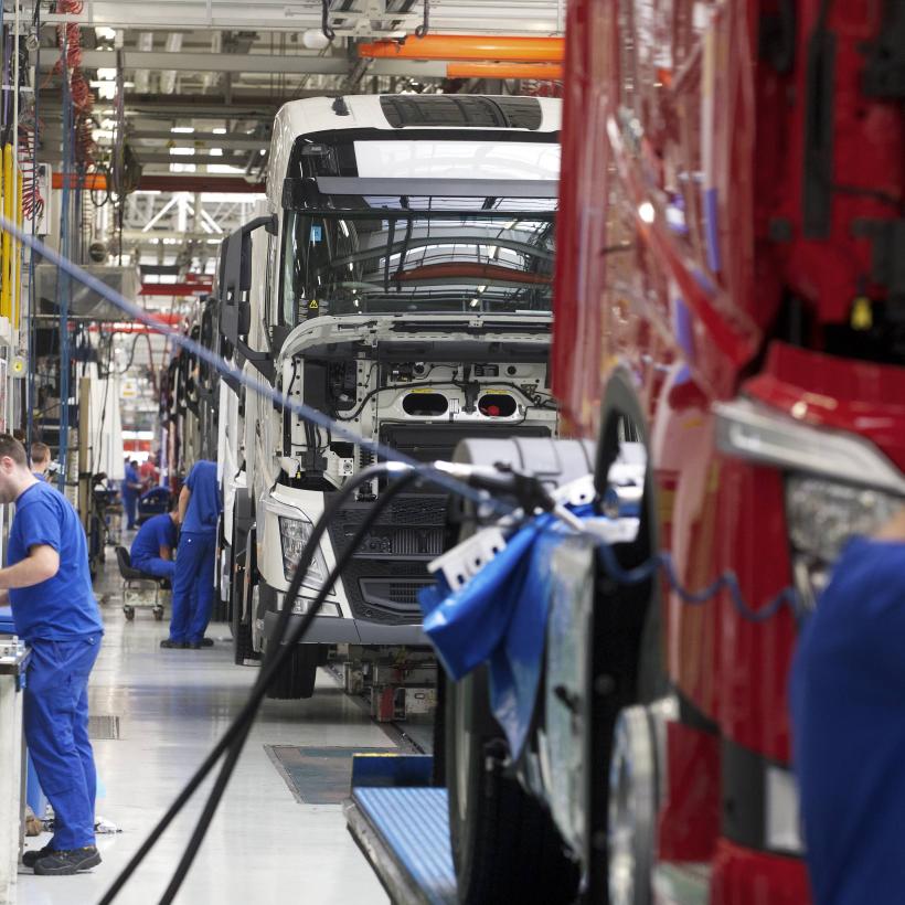 Volvo Trucks licencie 290 intérimaires : « Les emplois stables et décents doivent devenir la norme »