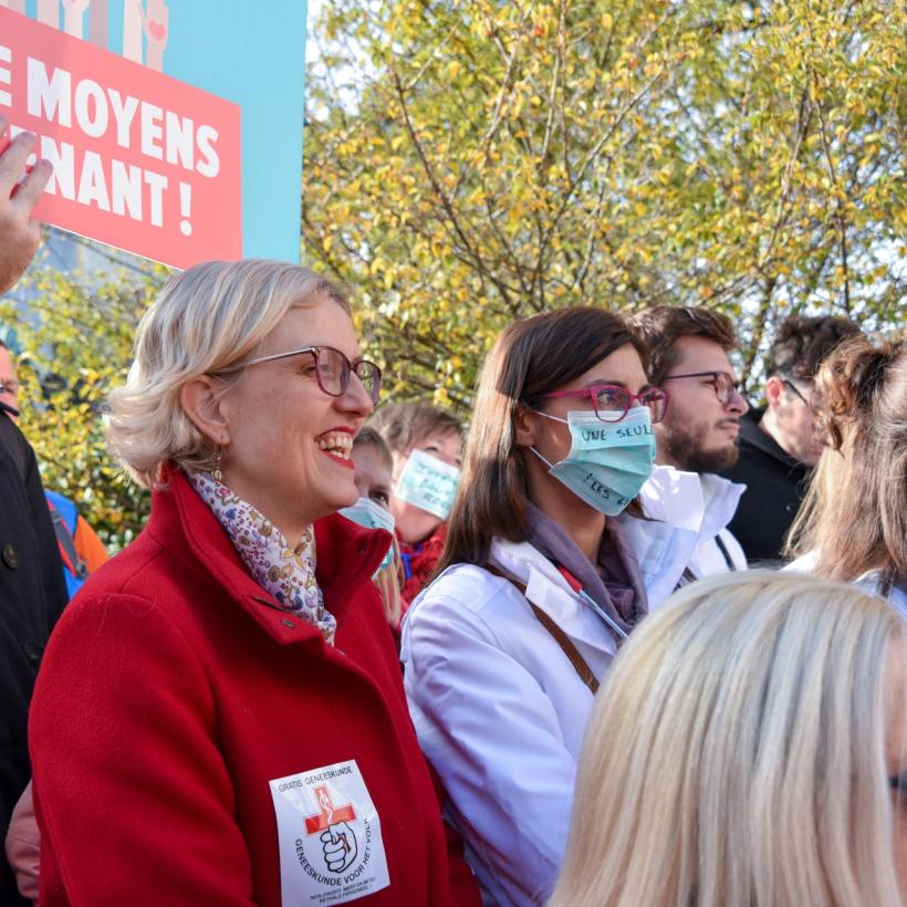 Fonds blouses blanches : le PTB se réjouit de l’accord permettant de créer 4 000 emplois