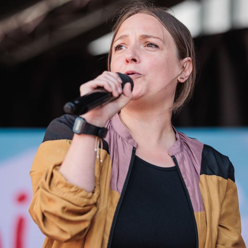 Amandine Pavet parle dans un micro