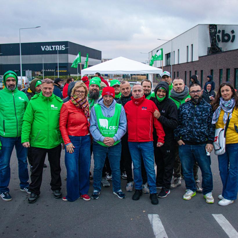 Photo de groupe de Sofie Merckx avec des syndicalistes à Charleroi lors de la grève générale du 31 mars 2025