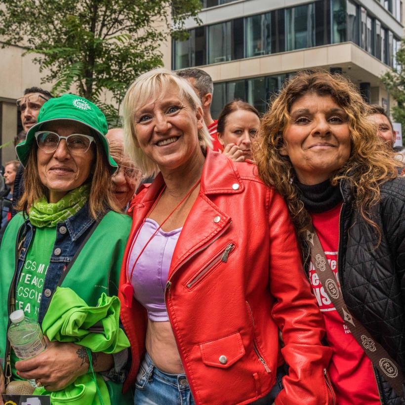 Drie vrouwelijke syndicalisten op een betoging