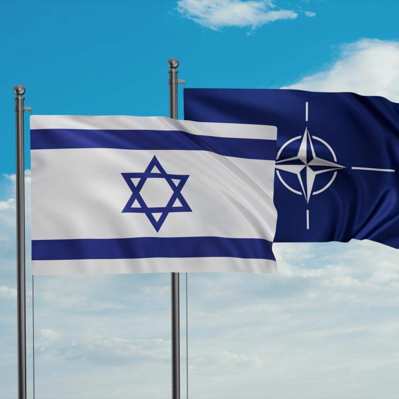 Les drapeaux d'Israël et de l'Otan flottent au vent.