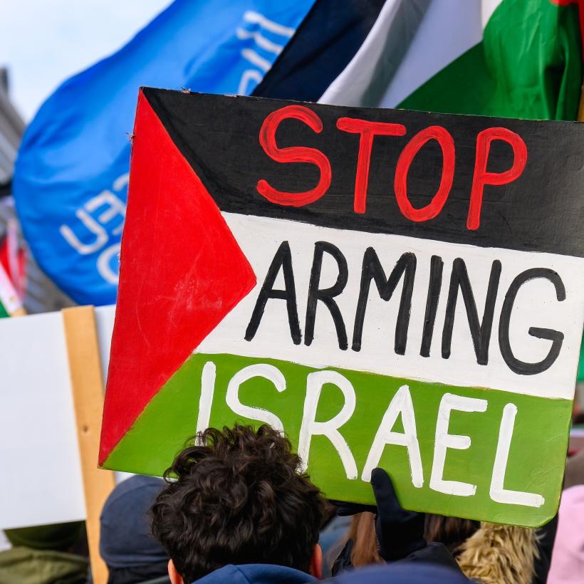 Un panneau “Stop Arming Israël” dans une manifestation pour la Palestine.