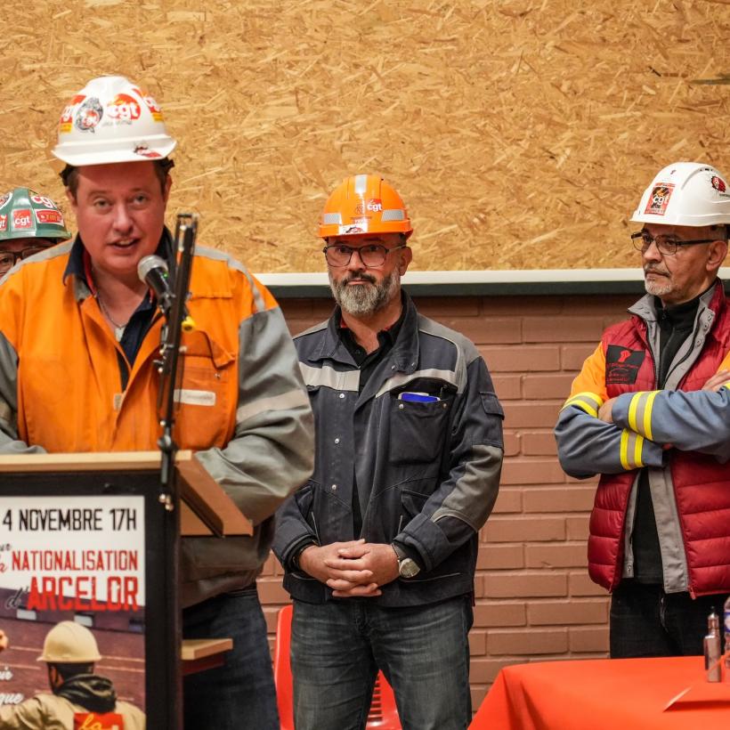 Des ouvriers d'ArcelorMittal à Dunkerke prennent la parole lors d'une conférence de la CGT.