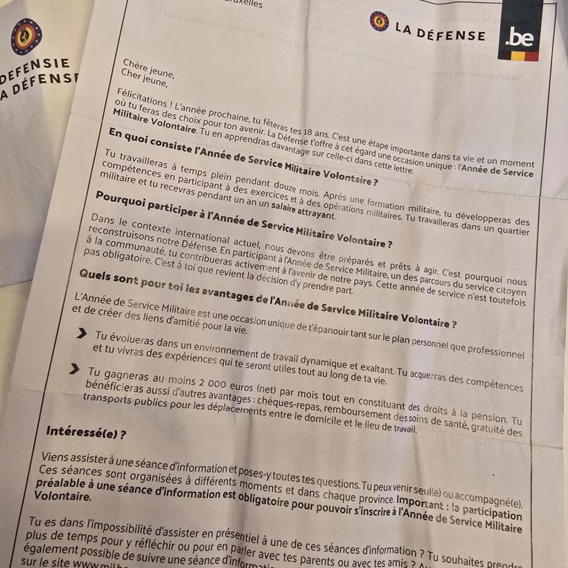 Photo de la lettre envoyée par Theo Francken aux jeunes de 17 ans. le logo de la Défense apparaît dessus. 