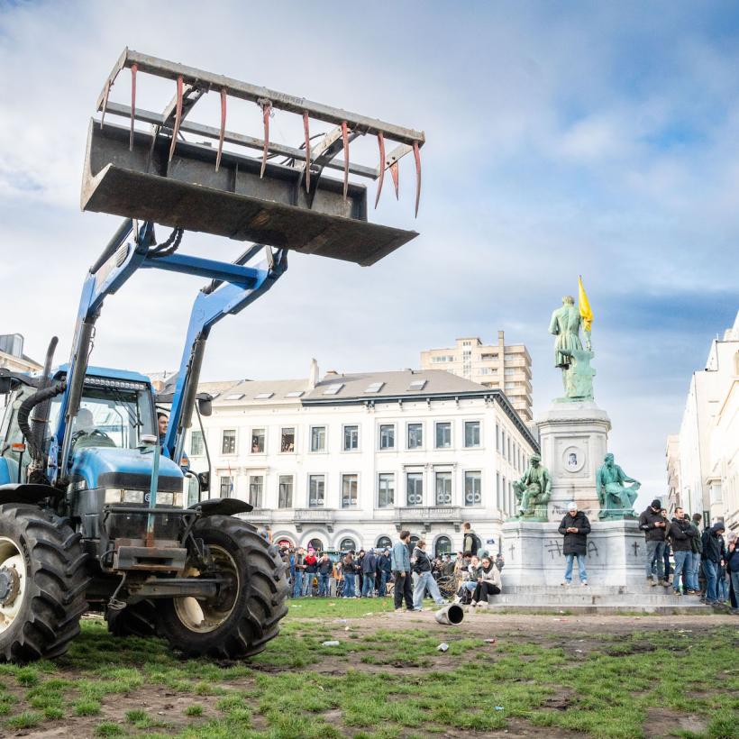Een tractor van een protesterende boer op een plein in Brussel