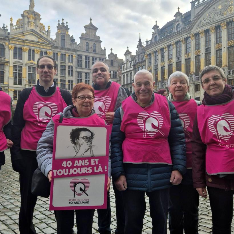 Des membres des Restos du Cœur sur la Grand Place de Bruxelles à l’occasion du 40e anniversaire des Restos du Cœur.