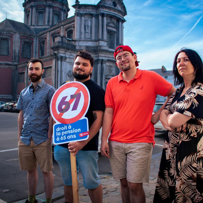 4 personnes tenant une pancarte avec un 67 barré : "droit à la pension à 65 ans"
